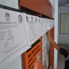 Warga Melihat DPT Yang Dipasang KPU Magetan.