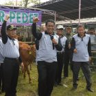 Mentan,Andi Amran Sulaiman bersama Bupati Magetan,Sumantri merayakan panen pedet.
