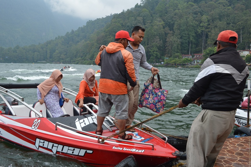 Wisatawan Nikmati Sensasi Wahana Speedboat Di Obyek Wisata Telaga Sarangan.
