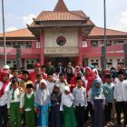 Pengurus DPC PDIP Magetan Bersama Puluhan Anak Yatim Magetan. ( Norik/MT).