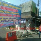 Banner Protes Bau Busuk Limbah. 