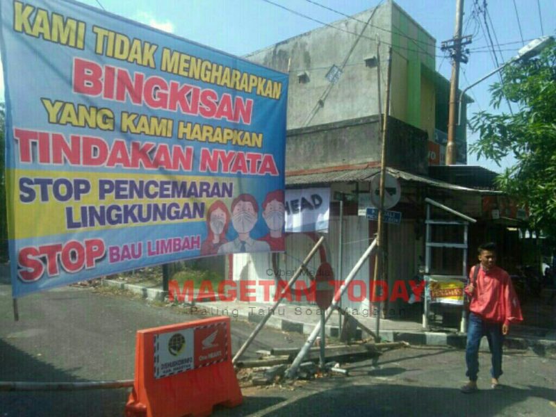 Banner Protes Bau Busuk Limbah. 