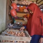 Pedagang Telor Ayam Di Pasar Sayur Magetan.