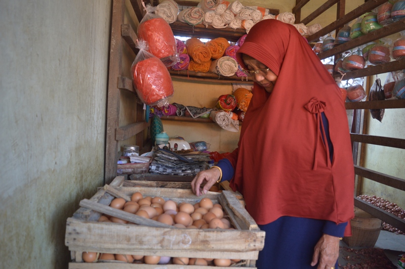 Pedagang Telor Ayam Di Pasar Sayur Magetan.