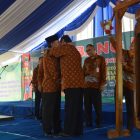 Bupati Sumantri Memeluk Wakil Bupati Samsi.