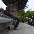 Besi batangan yang dijadikan tempat duduk copot..