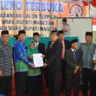 KPU Magetan Serahkan SK Kepada Cabup dan Cawabup Terpilih.