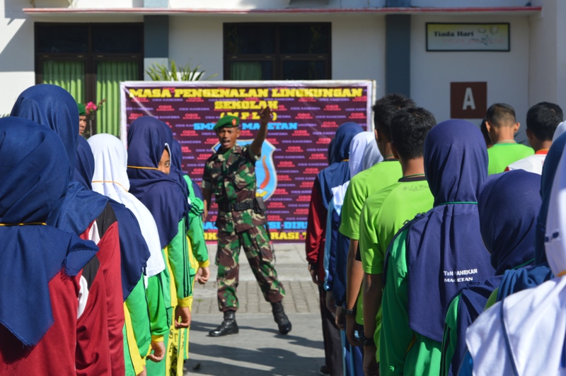 Anggota TNI memberikan materi kepada siswa Kanesma