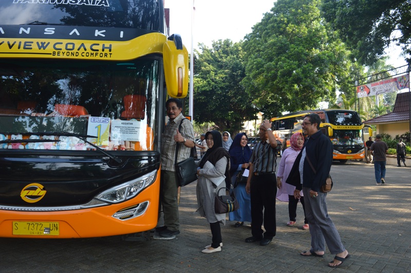 Sekda Magetan, Bambang Trianto, Naik Bus Yang Disewa BKD Magetan.
