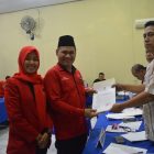 Ketua dan Sekretaris DPC PDIP Magetan Terima Tanda Bukti Dari KPU Magetan.