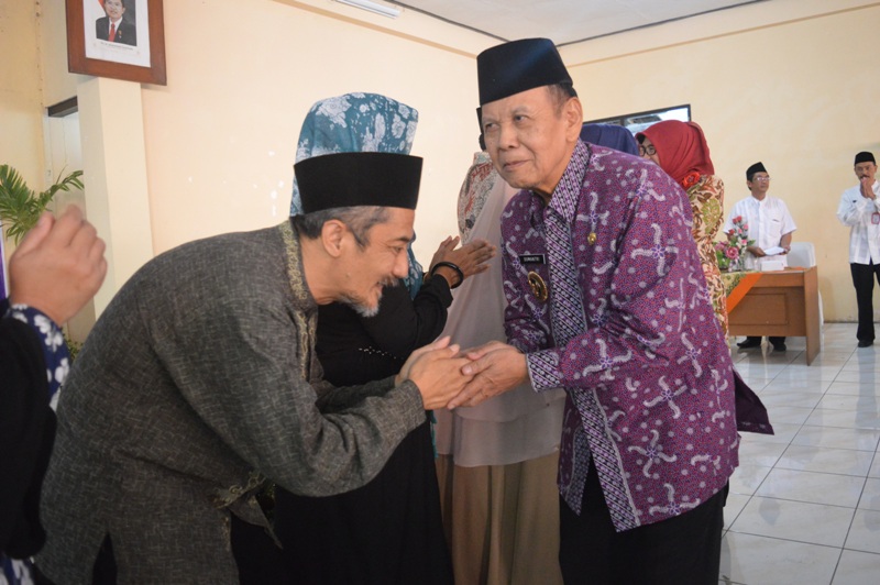 Kepala Dinas Dikpora Magetan,Joko Santoso Menyalami Bupati Magetan,Sumantri.