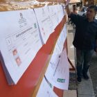 Komisioner KPU Magetan Memeriksa Pengumuman DCS Anggota DPRD Magetan Pemilu 2019.