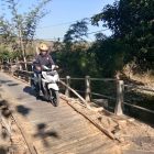 Pengendara Melintasi Jembatan (Darurat) Banjar Panjang,Rabu (15/8).