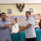 Plt Ketua KPU Magetan, Popy Putranto Serahkan Berita Acara Rapat Pleno Kepada Ketua Bawaslu Magetan, Hendrat Subyakto,Senin (20/8).
