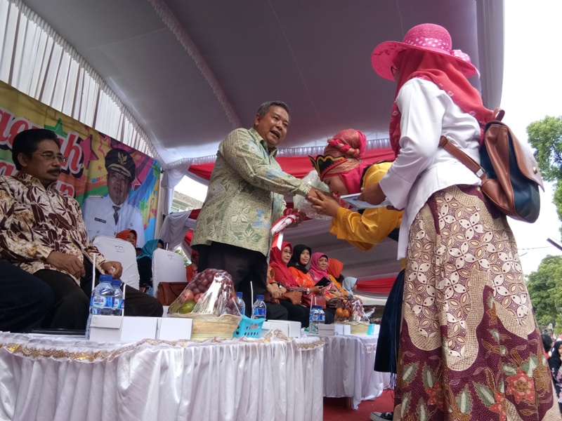 Pj Bupati Magetan, Gatot Gunarso, menerima karangan bunga dari peserta Karnaval,Minggu ( 26/8).