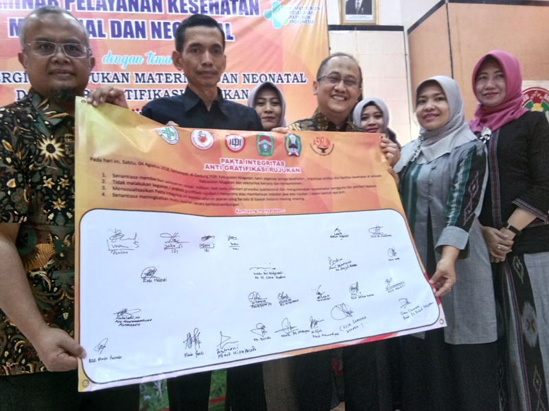 Pakta Integritas Gratifikasi Rujukan bersama sejumlah Faskes di wilayah Kabupaten Magetan, Sabtu (4/8). 