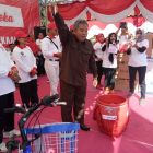 Pj Bupati Magetan, Gatot Gunarso Mengambil Nomor Undian Peserta Jalan Santai, Jumat ( 24/8).