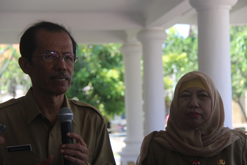 Bupati Magetan,Suprawoto memberikan keterangan Kepada Wartawan
