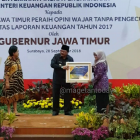 Wabup Magetan, Nanik Endang Rusminiarti menerima piagam WTP dari Gubernur Jawa Timur, Soekarwo.