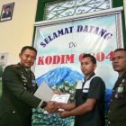 Komandan Kodim 0804 Magetan Memberikan Penghargaan Kepada Samuel Vicho