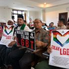 Massa GUIB Tunjukan Poster Penolakan LGBT