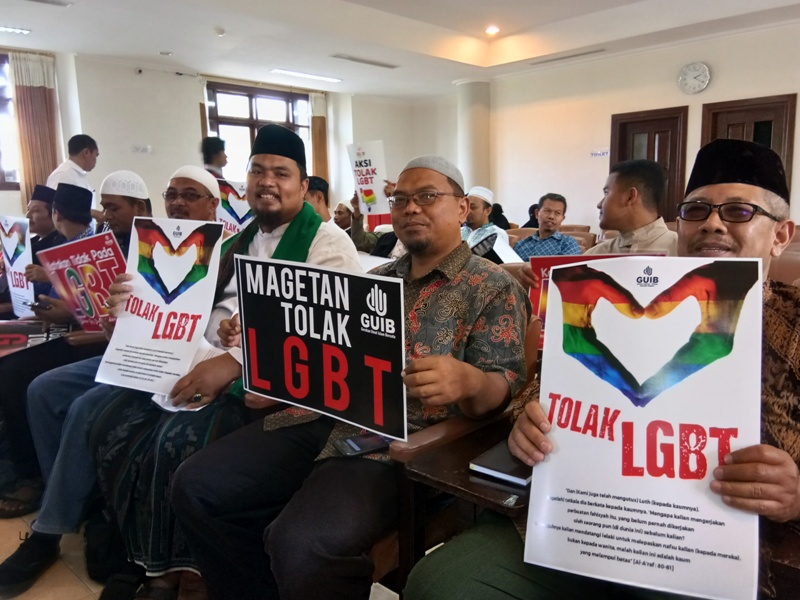 Massa GUIB Tunjukan Poster Penolakan LGBT
