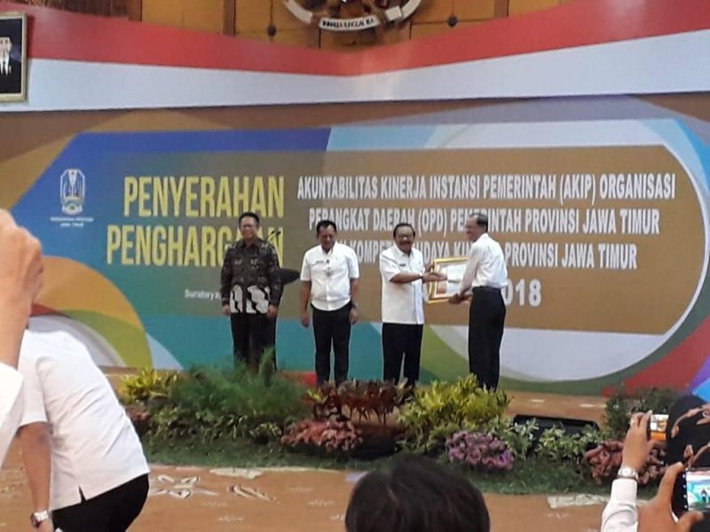 Bupati Magetan, Suprawoto Menerima Penghargaan Juara KBK Dari Gubernur Jawa Timur, Soekarwo.