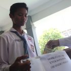 Siswa Kanesma Membawa Kotak Donasi.