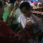 Bupati Suprawoto serahkan penghargaan kepada Samuel Vicho