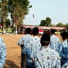 Aksi Samuel Vicho Naik Tiang Bendera Saat Upacara Haksak Di Lapangan Desa Soco, Kecamatan Bendo.