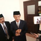 Bupati Magetan, Suprawoto, Memberikan Keterangan Kepada Wartawan.