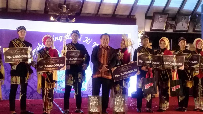 Kepala Dinas Parbud Magetan, Bambang Setiawan, bersama Bagus-Dyah 2018.
