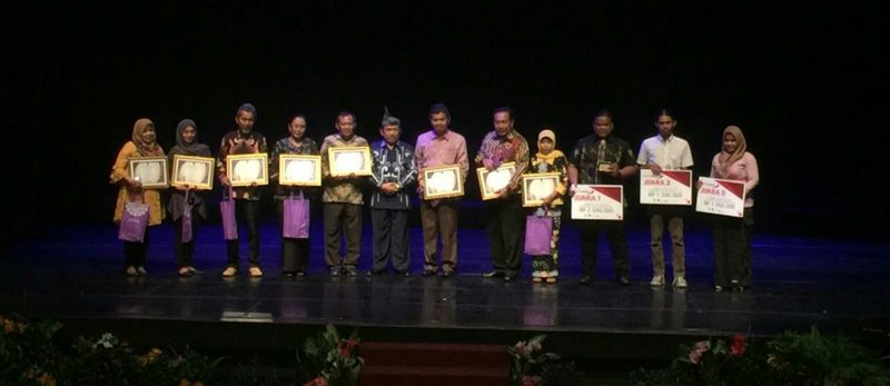 Kepala Dinas Parbud Kabupaten Magetan, Bambang Setiawan, Menerima Penghargaan dari Dinas Pariwisata Pemprov Jatim.
