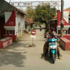 Blokade Jalan Pramuka, Kelurahan/ Kecamatan Maospati. ( Norik/Magetan Today)