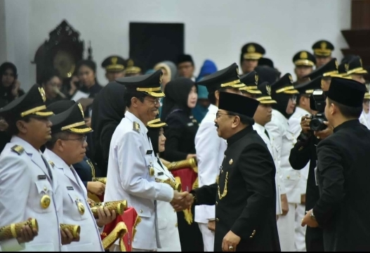 Ketika Bupati Suprawoto dan Wakil Bupati Nanik Endang Rusminiarti Dilantik Gubernur Jawa Timur Digedung Grahadi, Surabaya, 24 September 2018. ( istimewa)