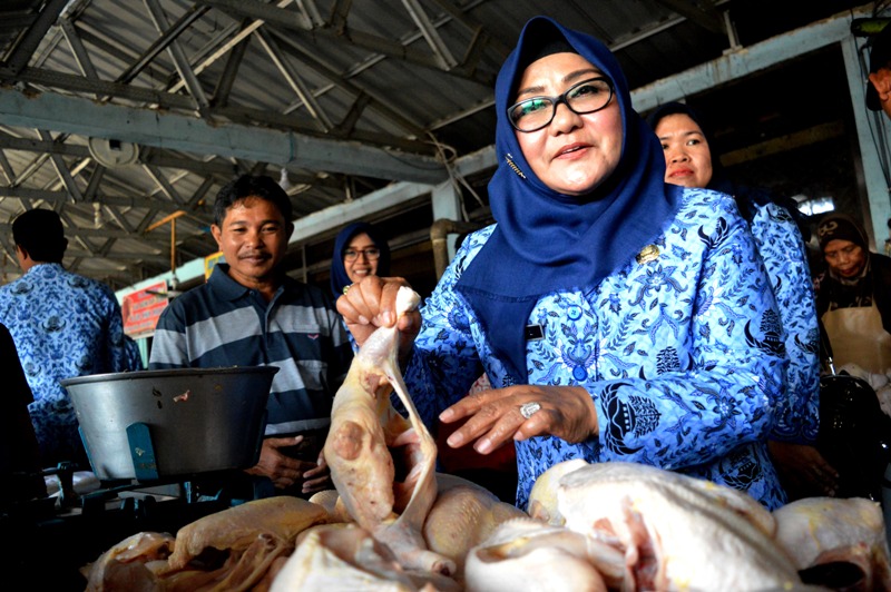 Wabup Magetan, Nanik Endang Rusminiarti, Memantau Harga Daging Ayam Potong. ( Norik/Magetan Today)