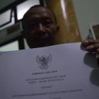 Kepala Disnaker Kabupaten Magetan, Suyadi, Tunjukan SK Gubernur Tentang UMK 2019. ( Norik/Magetan Today)