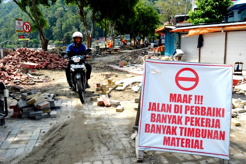 Proyek Paving Jalan Lingkar Telaga Sarangan. ( Norik/Magetan Today).
