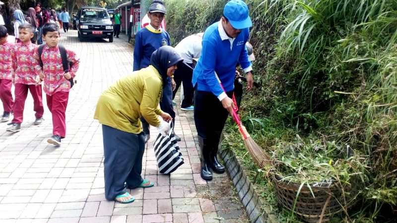 Kepala DLH Kabupaten Magetan, Saif Muchlisun, Bersama warga Bersihkan Sampah Di Telaga Sarangan.( Norik/Magetan Today) 