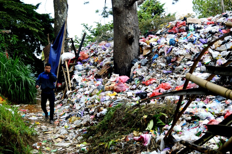 Gunung Sampah di TPS Sarangan. ( Magetan Today)