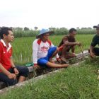 Sang Widhi Subroto ( Kaos Merah) Cangkrukan Dengan Warga. ( Ist For Magetan Today)