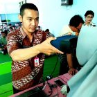 Petugas Dinas Dukcapil Kabupaten Magetan Melakukan Perekaman Siswa SMK Yosonegoro Kabupaten Magetan. ( Norik/Magetan Today).