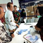 Bupati Magetan, Suprawoto Bersama Suyadi, Kepala Disnakertrans Kabupaten Magetan Ketika Kunker di Pabrik Pakaian Dalam, Kecamatan Barat. Jumat ( 11/1). ( Norik/Magetan Today)