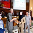 Ketua DPRD Magetan, Karmini Menerima Raperda RPJMD Magetan Dari Bupati Magetan,Suprawoto.(Norik/MagetanToday)