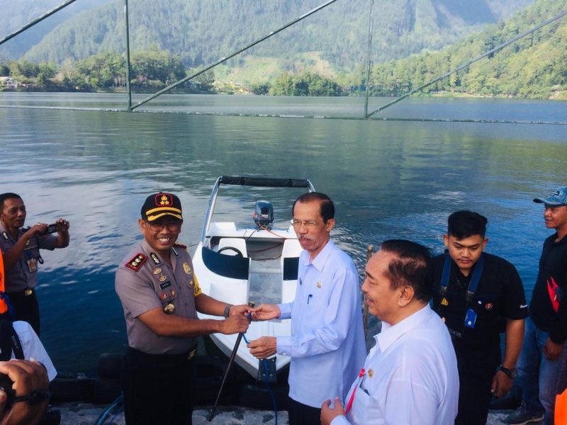Bupati Magetan Suprawoto Menyerahkan Bantuan speedboat Kepada Kapolres Magetan, AKBP Muhamad Riffai. ( Norik/Magetan Today)