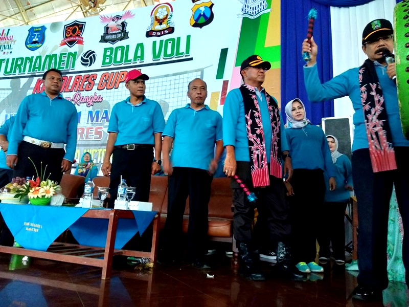 Sekda Magetan, Bambang Trianto, Membuka Secara Resmi Turnamen Bola Volly Kapolres Cup 2019  dalam rangka HUT Ke 30 SMKN 1 Magetan,Rabu ( 23/1).