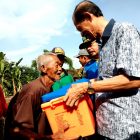 Mbah Sadikun Kuncoro Menerima Bahan Makanan dan Perlengkapan Tidur Dari Bupati Magetan Suprawoto. (Norik/Magetan Today).