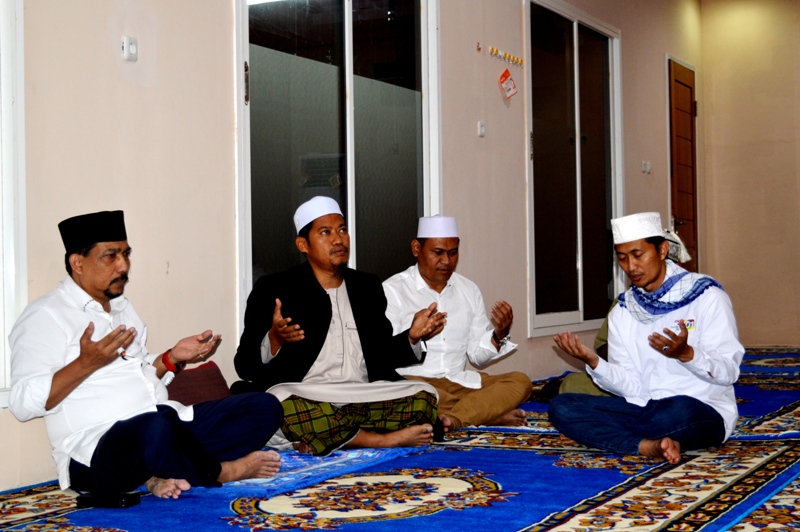 Kyai Ubaidillah atau Gus Ubed Memimpin Doa Kedamaian Jawa Timur. ( Norik/Magetan Today).