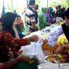 Warga berebut Membeli Gula dan Migor Di Stan Pasar Murah Disperindag, ( Norik/Magetan Today)