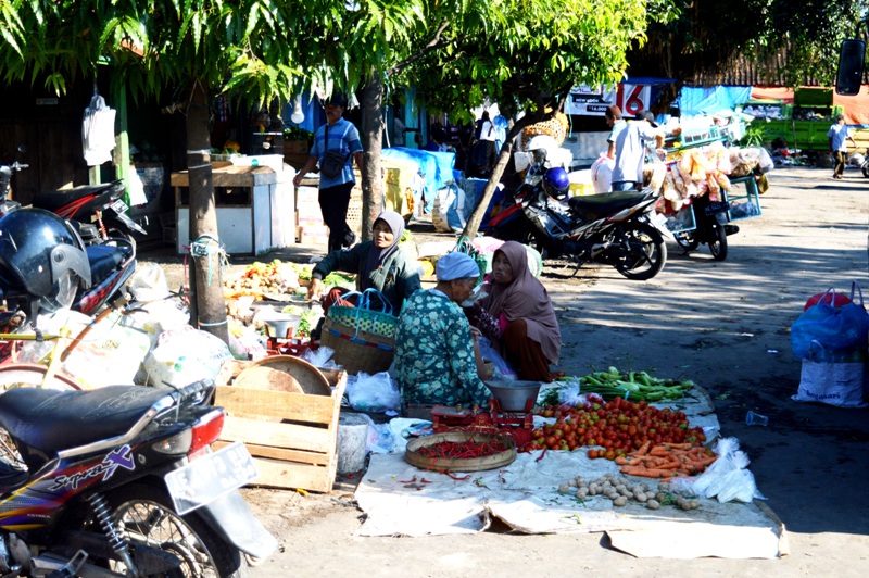 Pedagang Diluar Pasar Sayur Magetan. (Norik/Magetan Today)